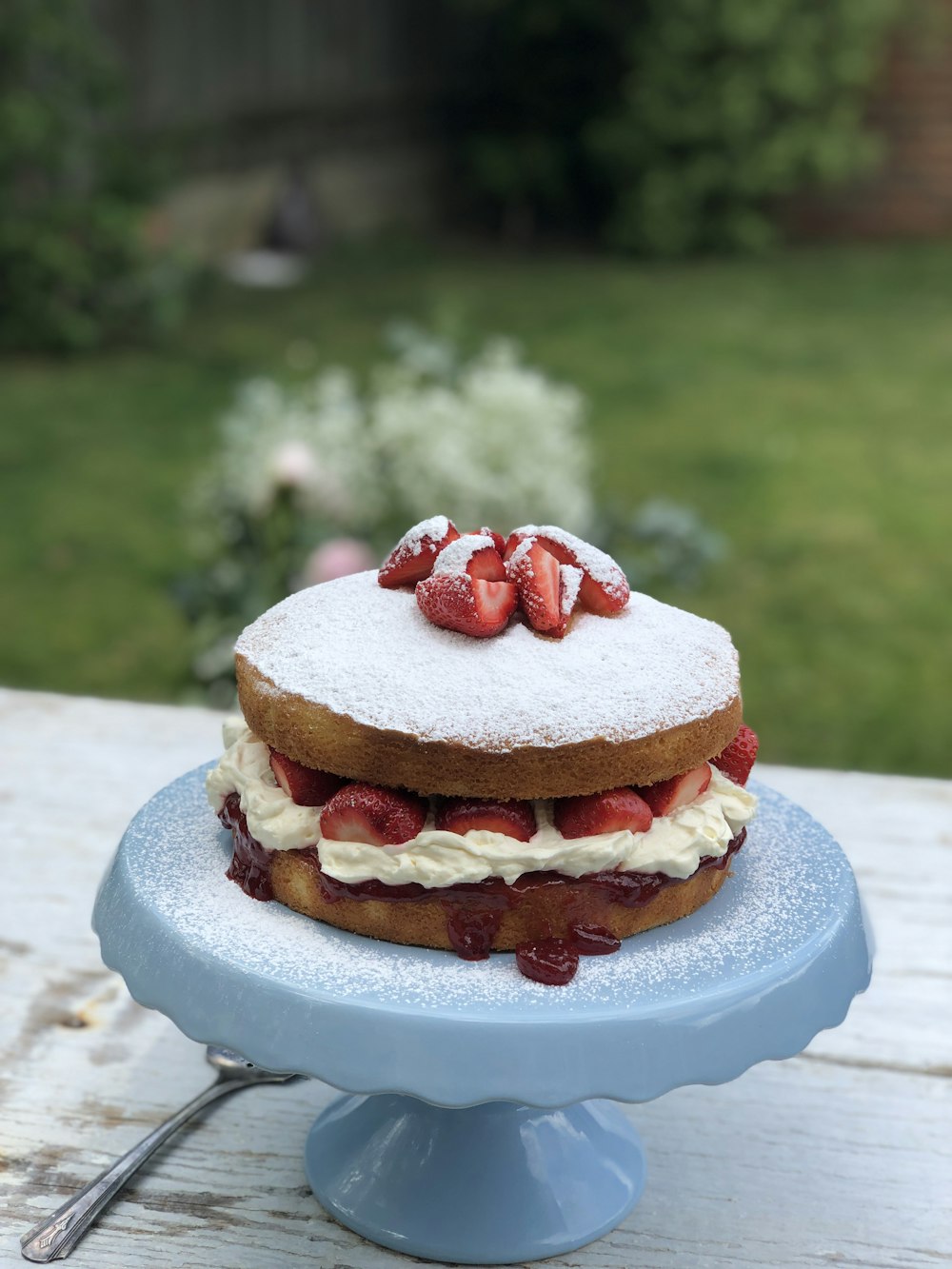 torta di frutta su porta torta blu