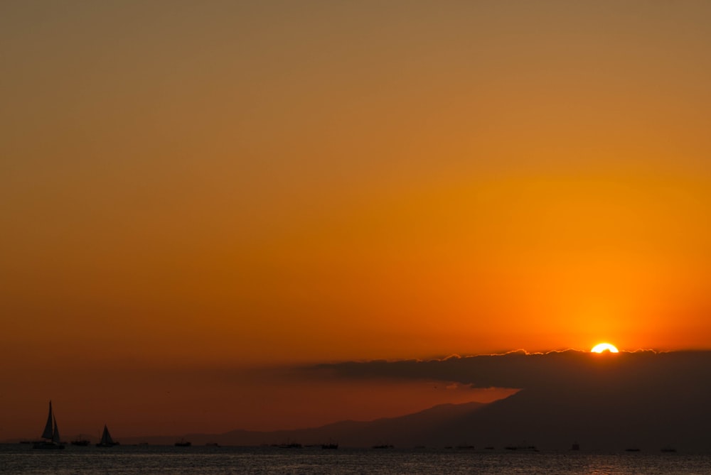 El sol se está poniendo sobre un cuerpo de agua