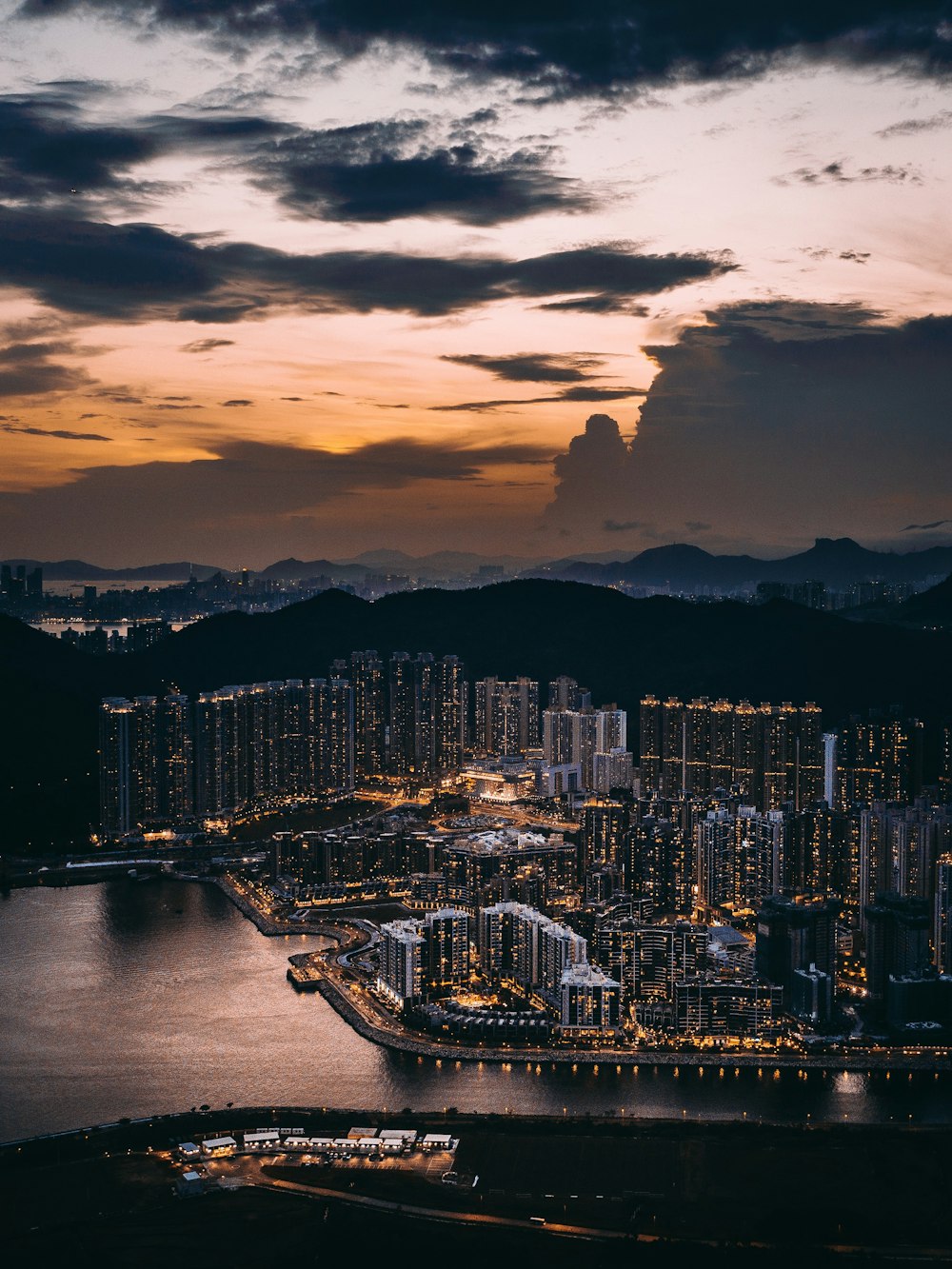 fotografia aérea da cidade à noite