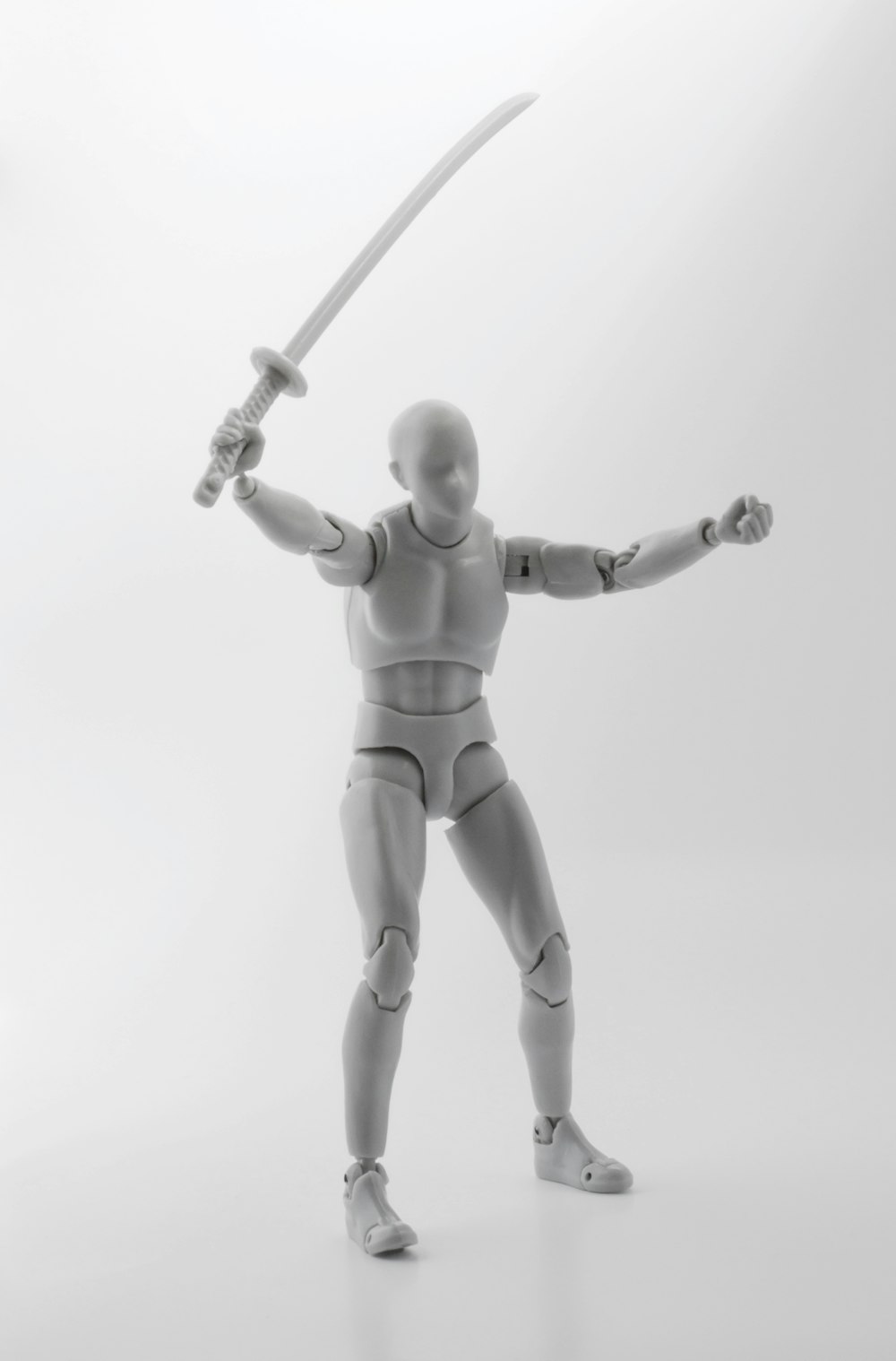 figura de acción de hombre sosteniendo espada