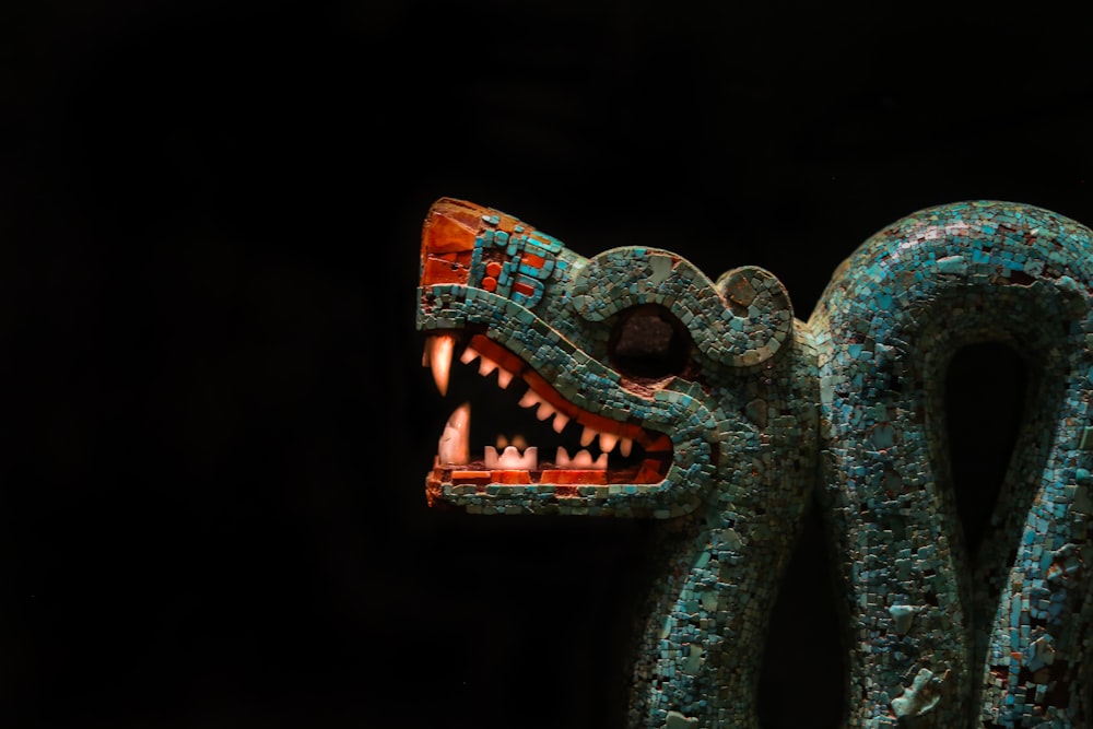 Figurine de dragon gris