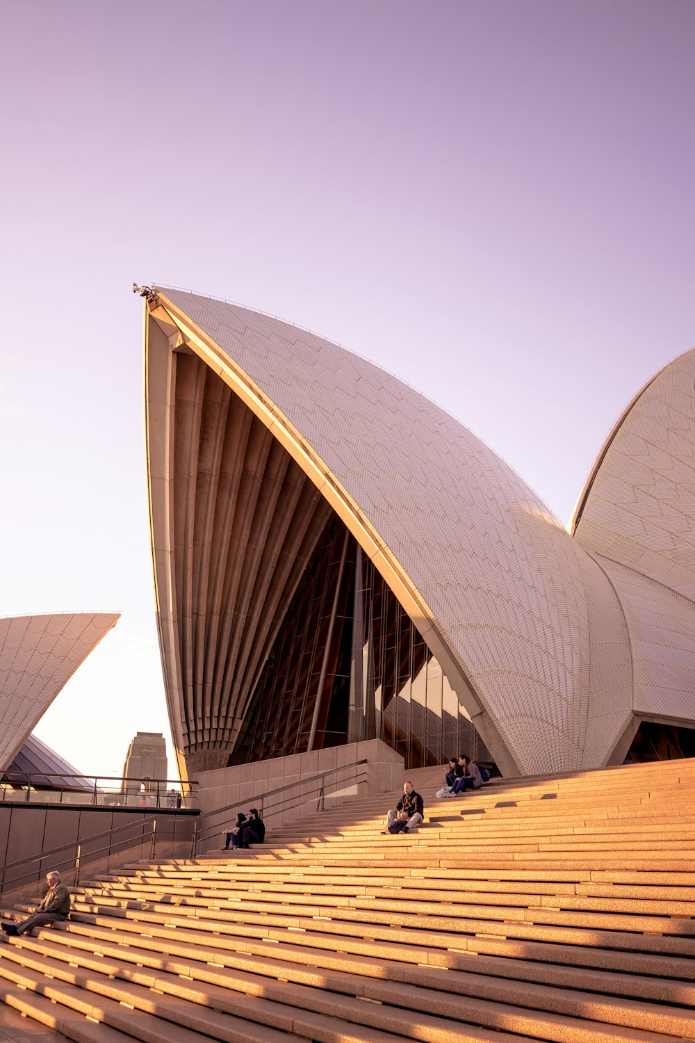 pessoas sentadas no banco da Ópera de Sydney durante o dia