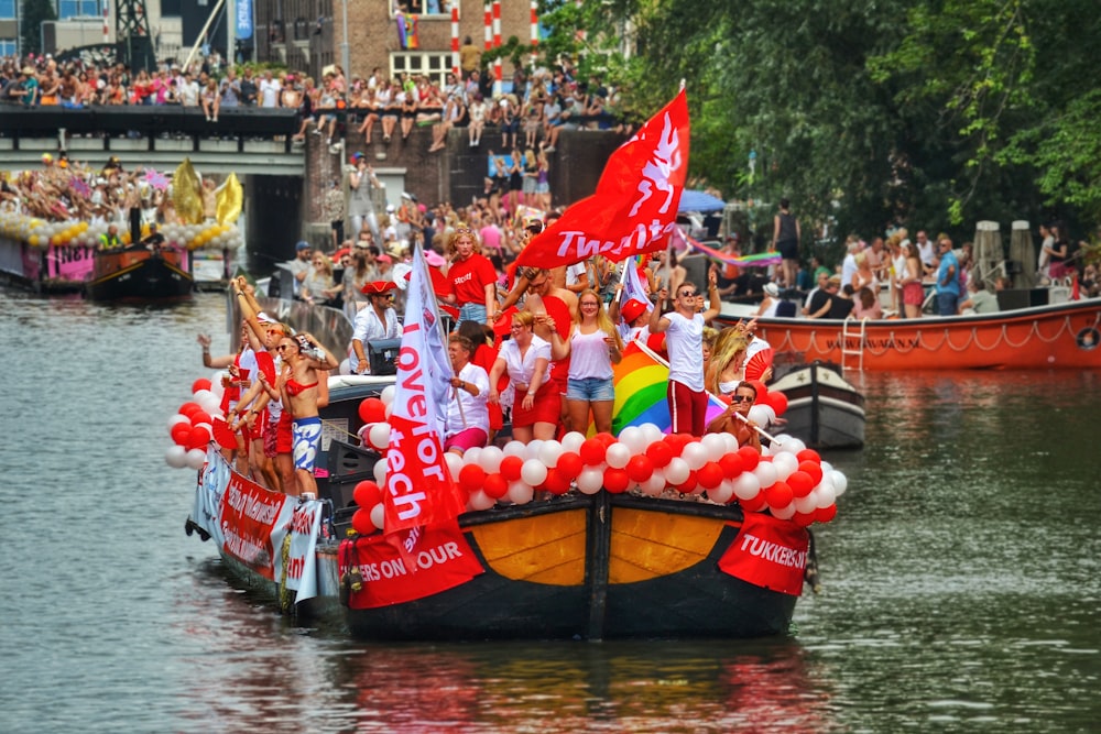 Menschen, die auf einem schwarzen Boot fahren