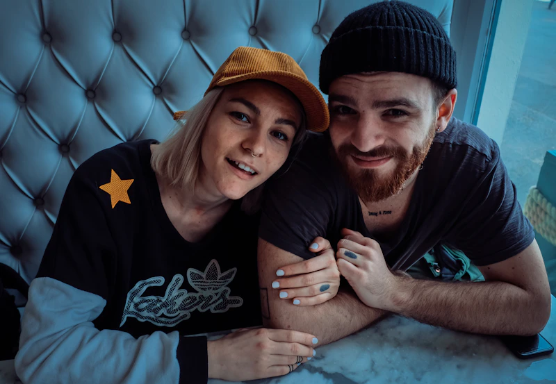 Glückliches Paar macht ein Selfie während ihres Sugar Dates