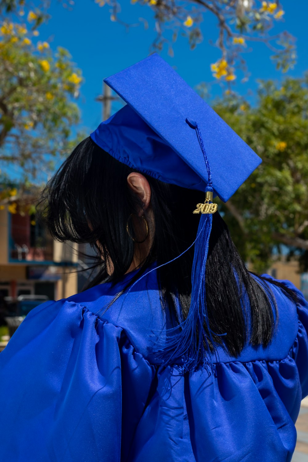 Persona desconocida con vestimenta académica