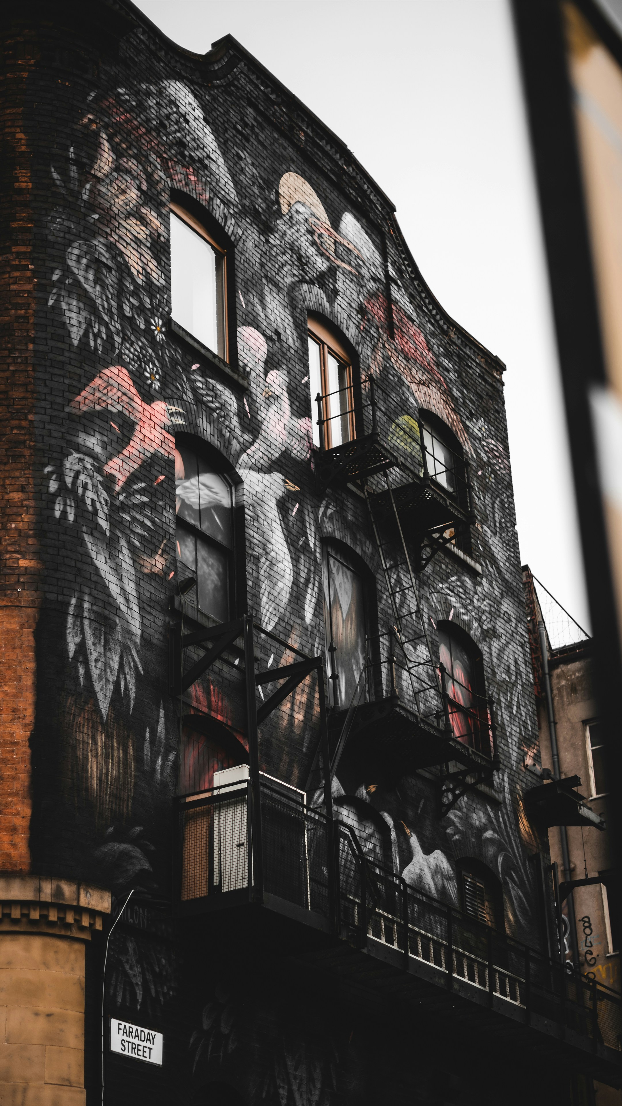 Grafitti is the art of the streets, and now you can bring it to your mobile or desktop with a super dope graffiti wallpaper. 100% free on Unsplash.