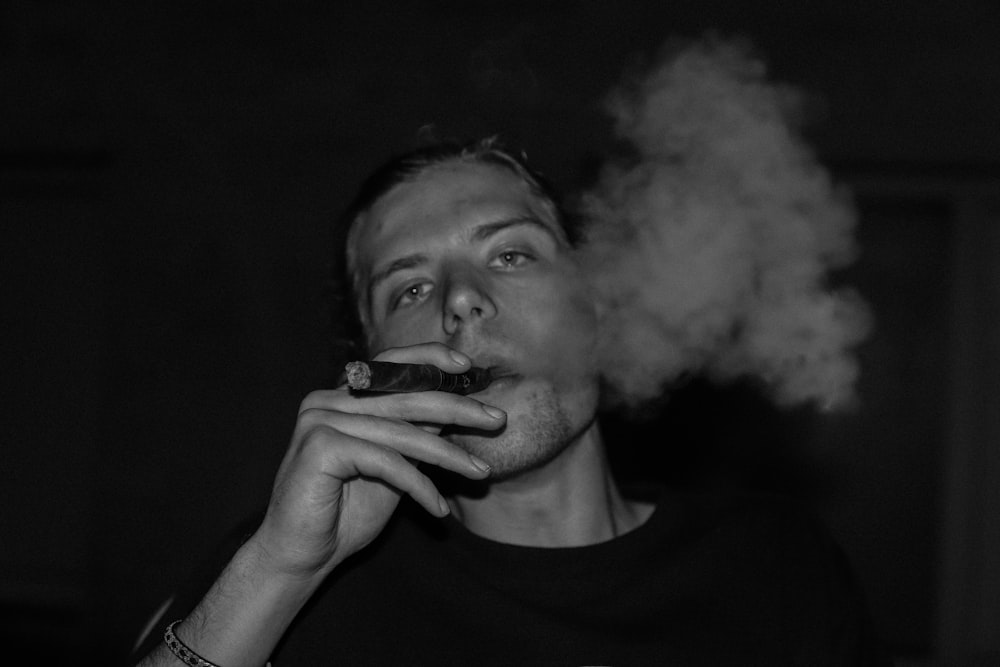 喫煙する男性のグレースケール写真