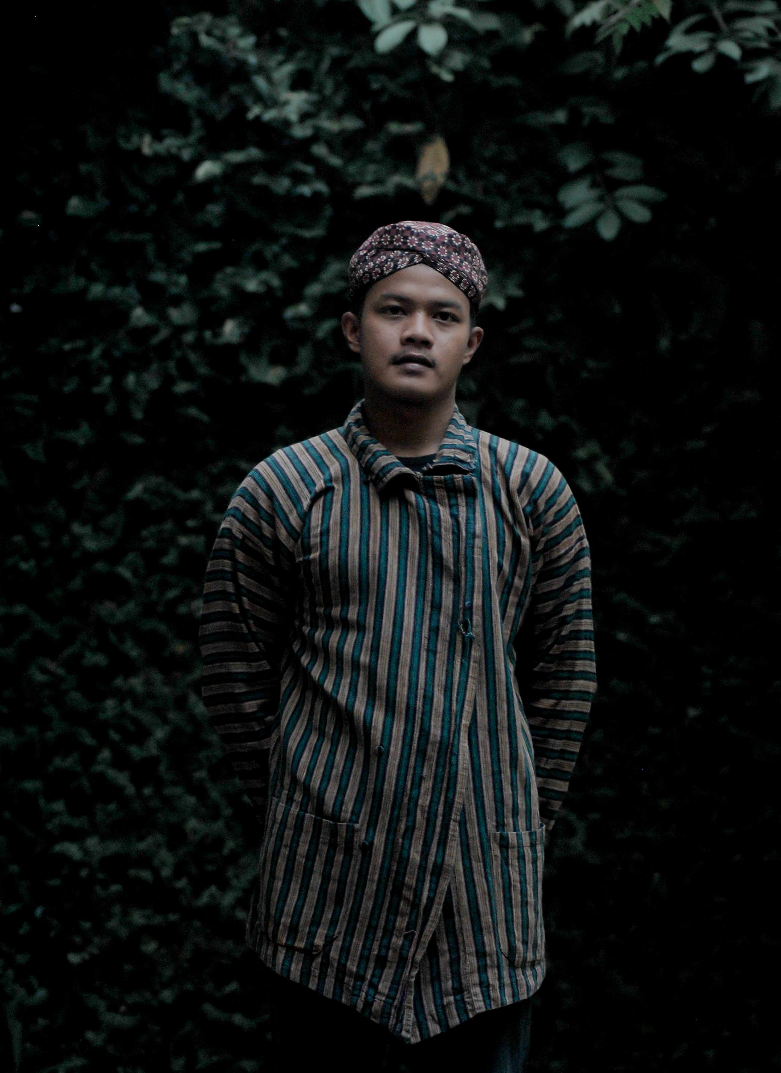 Pria mengenakan atasan coklat