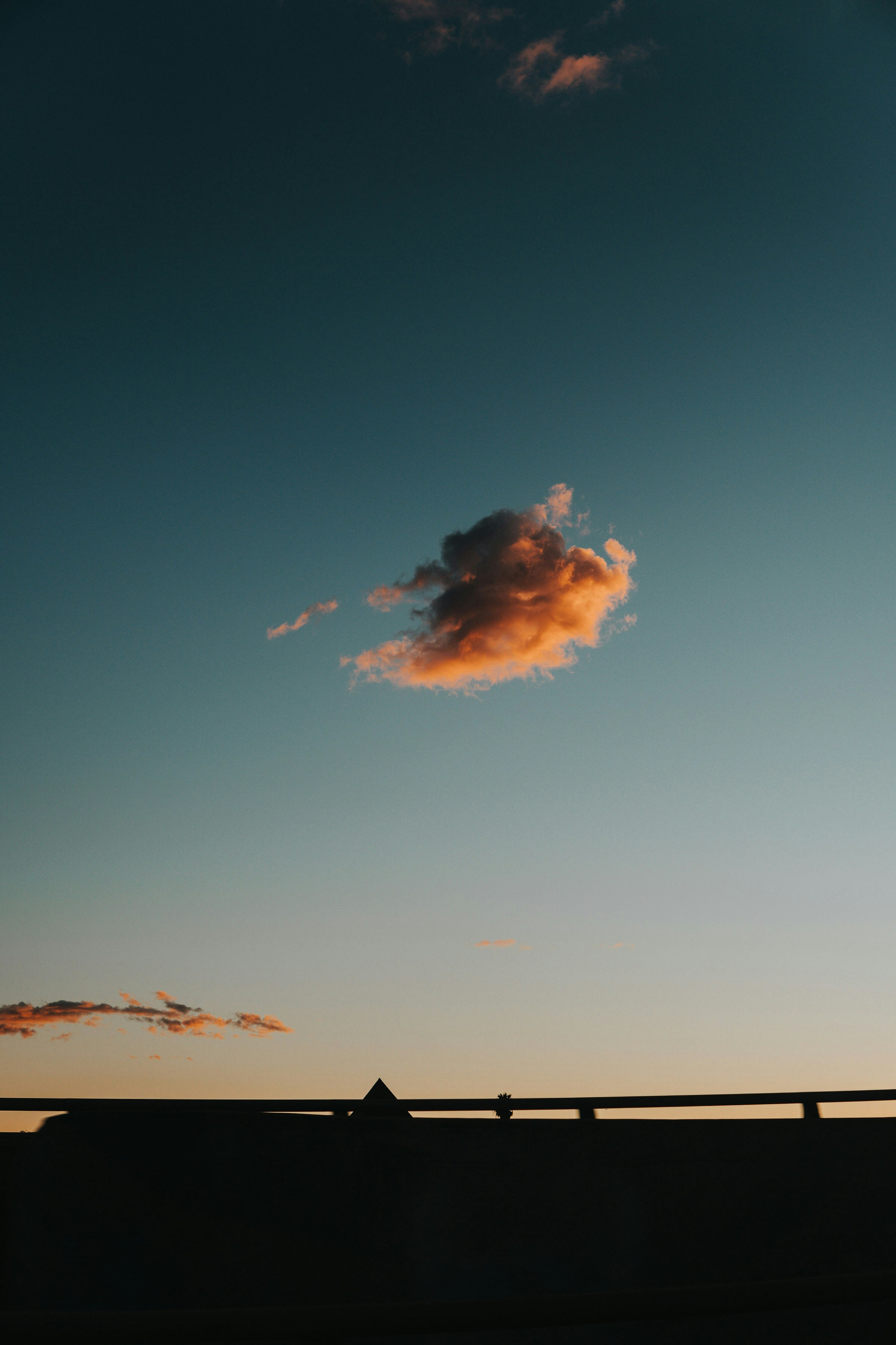 夕暮れの澄んだ空にオレンジ色の雲の写真 Unsplashで見つけるロサンゼルスの無料写真