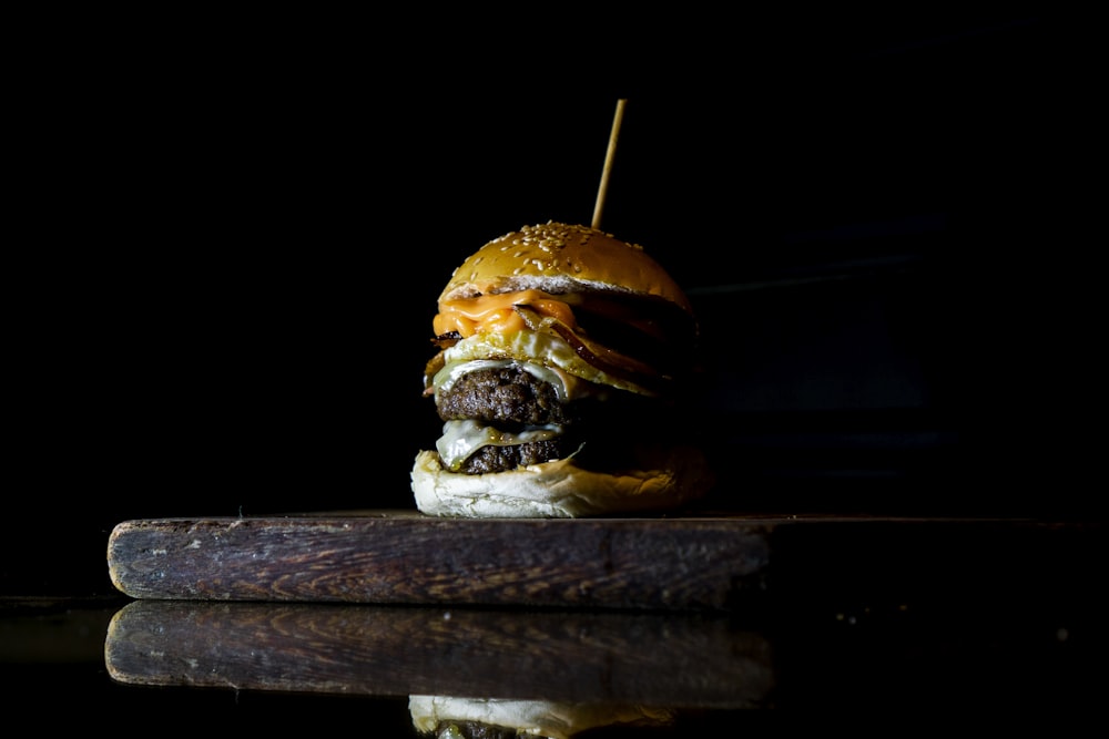 Burger mit Käse und Eiern