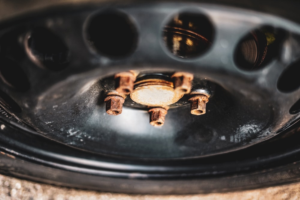 ruota del veicolo con foro di proiettile nero