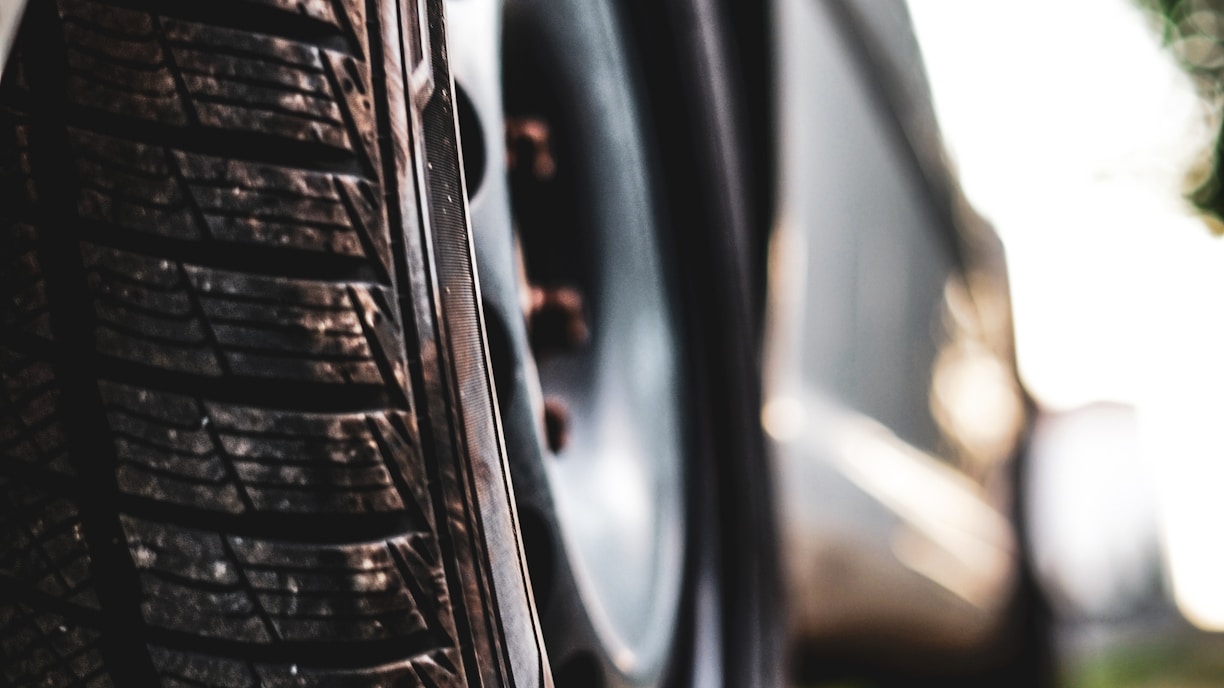 shallow focus photography of car tire