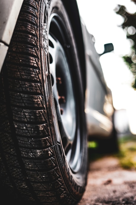 shallow focus photography of car tire