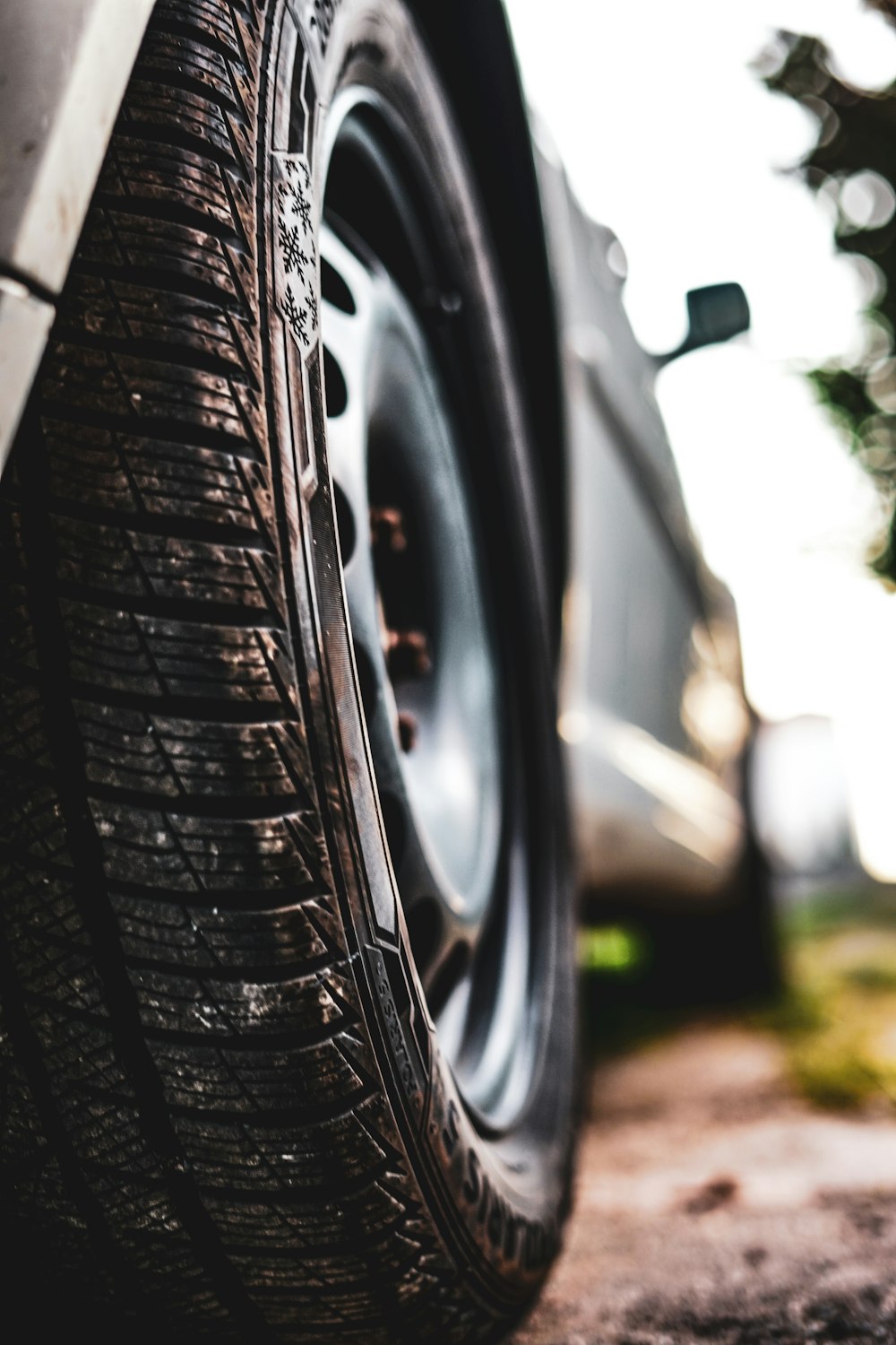 shallow focus photography of car tire