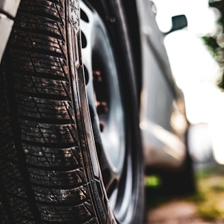 shallow focus photography of car tire