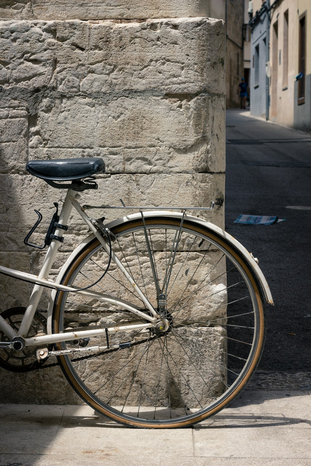 bicicleta da cidade branca e cinzenta