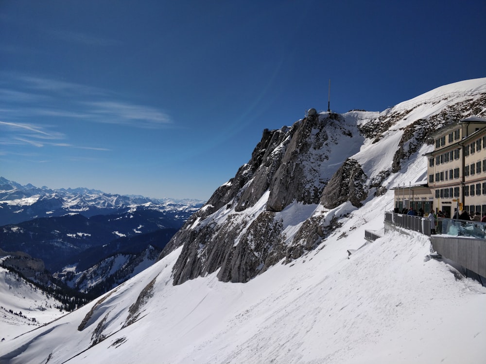 montanha branca coberta de neve