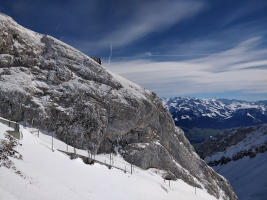 Kriens bei Luzern – Blick auf den Pilatus mit verschneitem Gipfel, das Wahrzeichen der Region Luzern