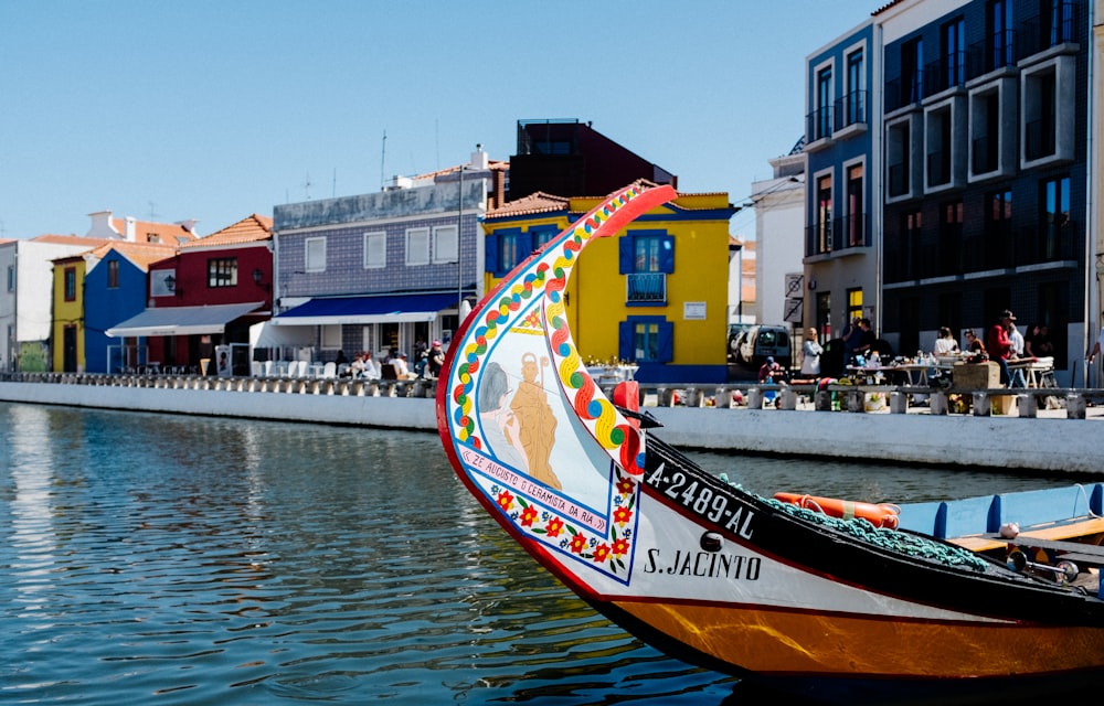 Barco blanco y marrón en el cuerpo de agua