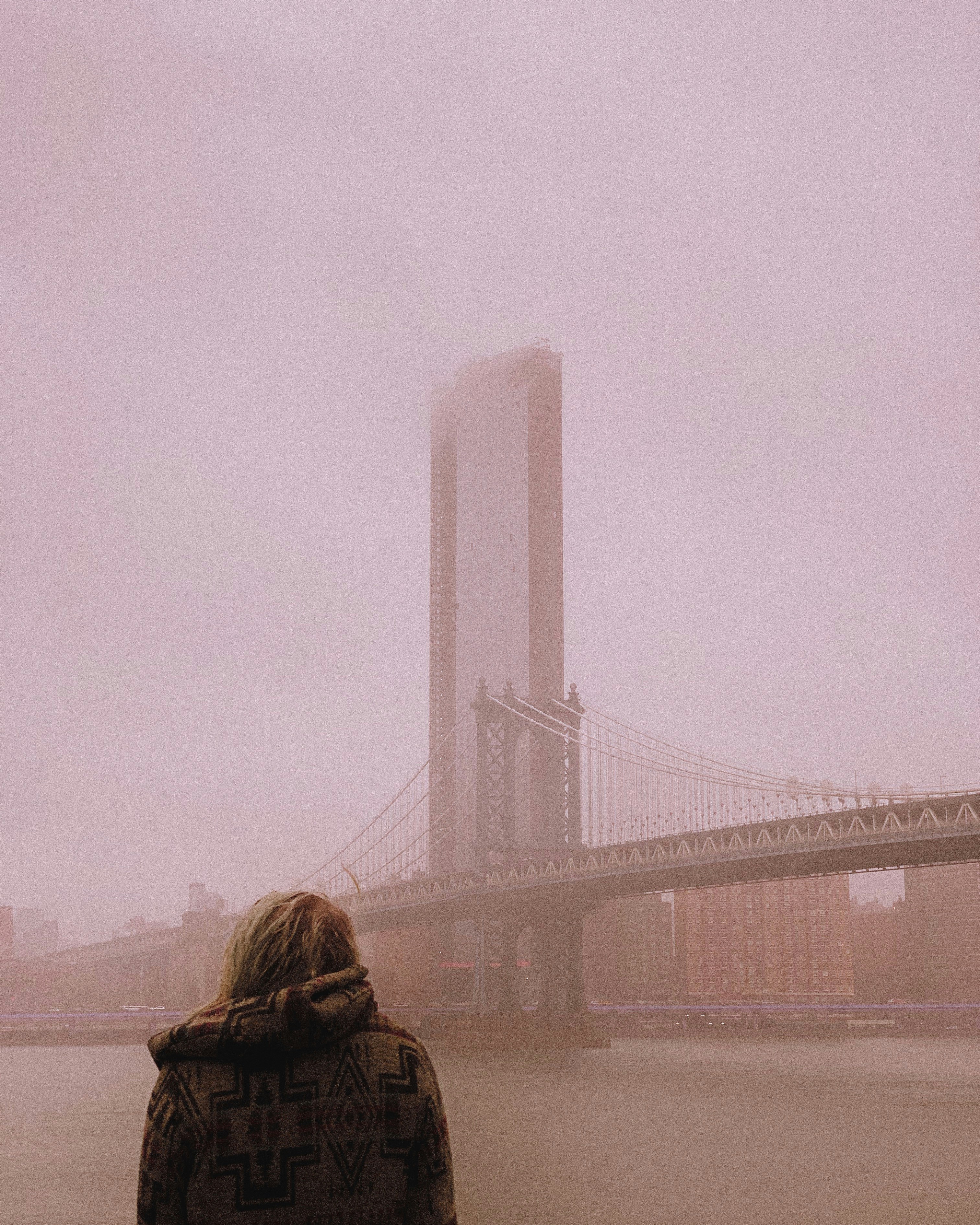 mujer frente al puente