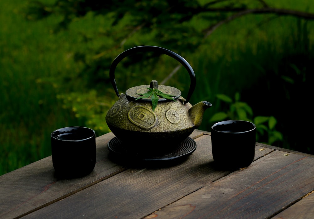 fotografia de foco seletivo de bule de chá cinza, com bebida de canábis (CBD)