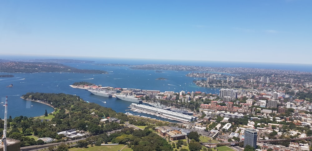 foto aerea della città accanto al mare\