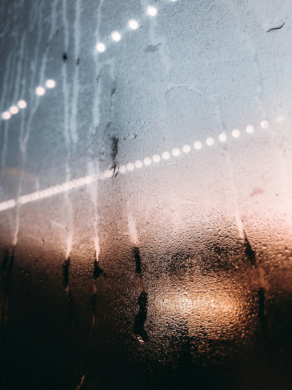 ein Fenster mit Regentropfen auf dem Glas