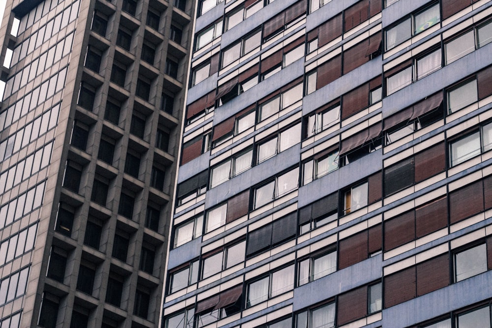 un par de edificios altos uno al lado del otro