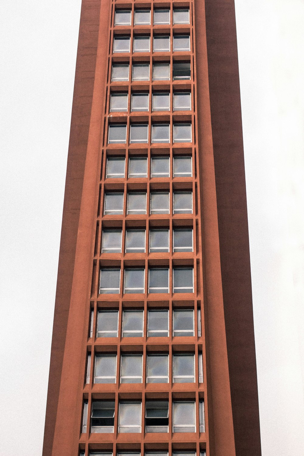 Edificio de hormigón marrón y gris durante el día