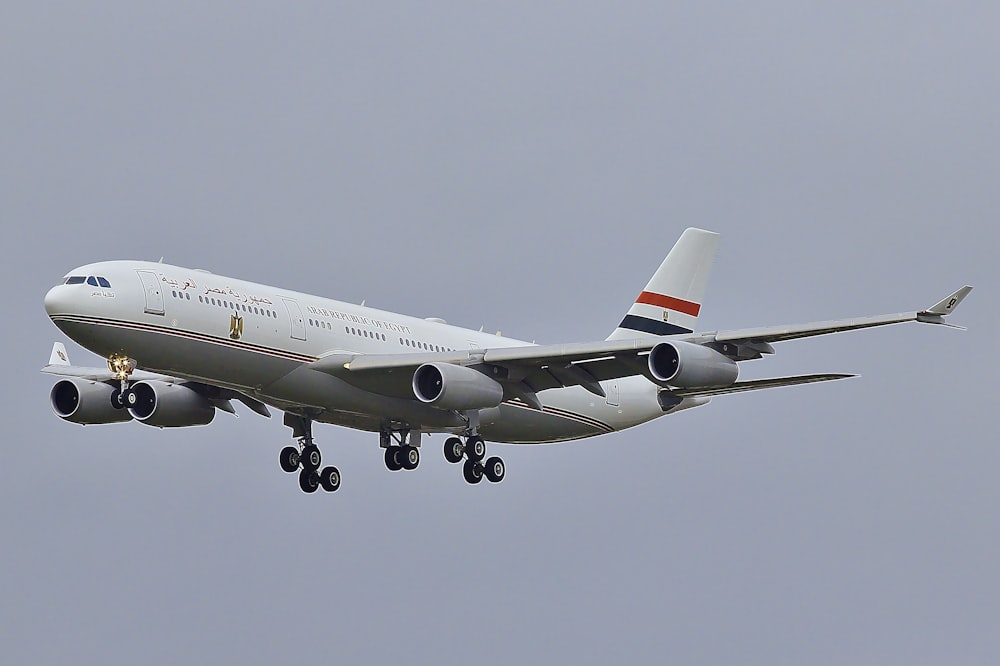 photo d’avion de ligne blanc