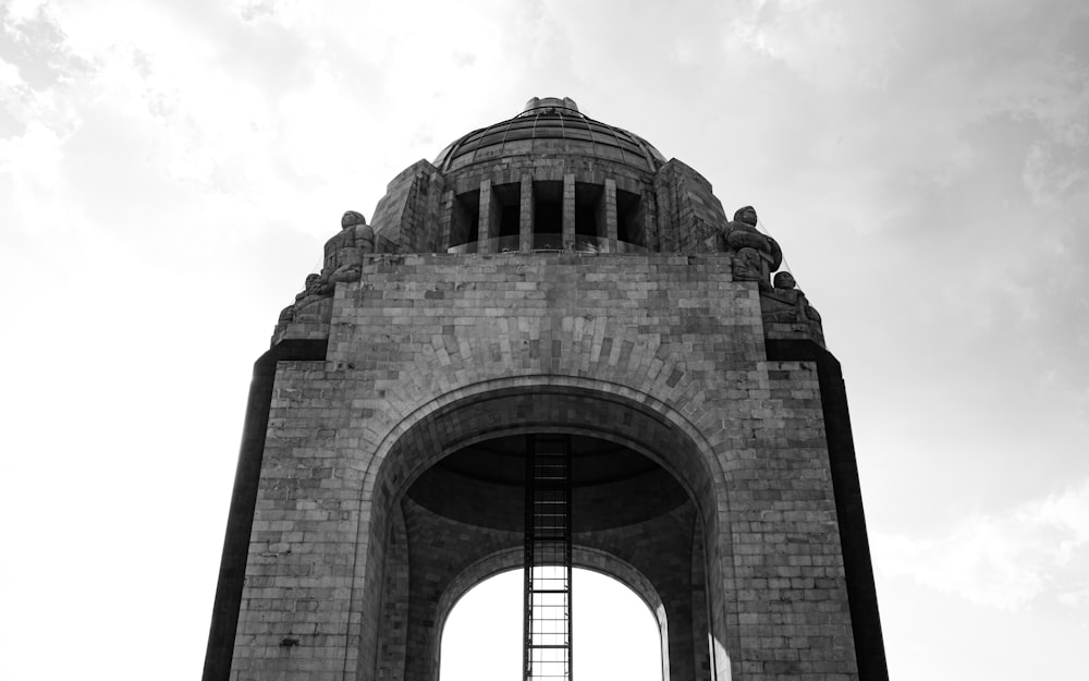 Edificio de hormigón gris durante el día