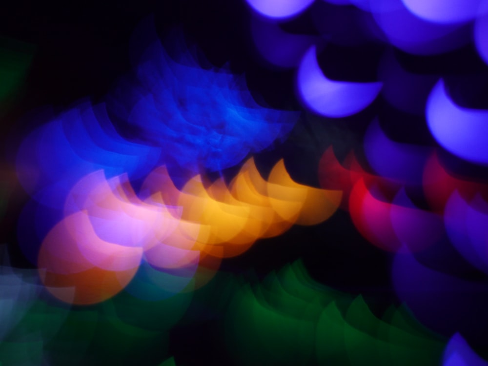 Photographie floue de lumières colorées dans une pièce sombre