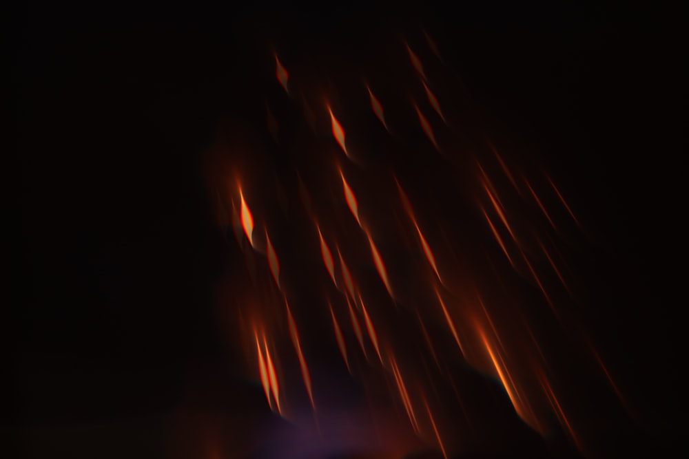 une photo floue d’un fond noir avec des lumières rouges