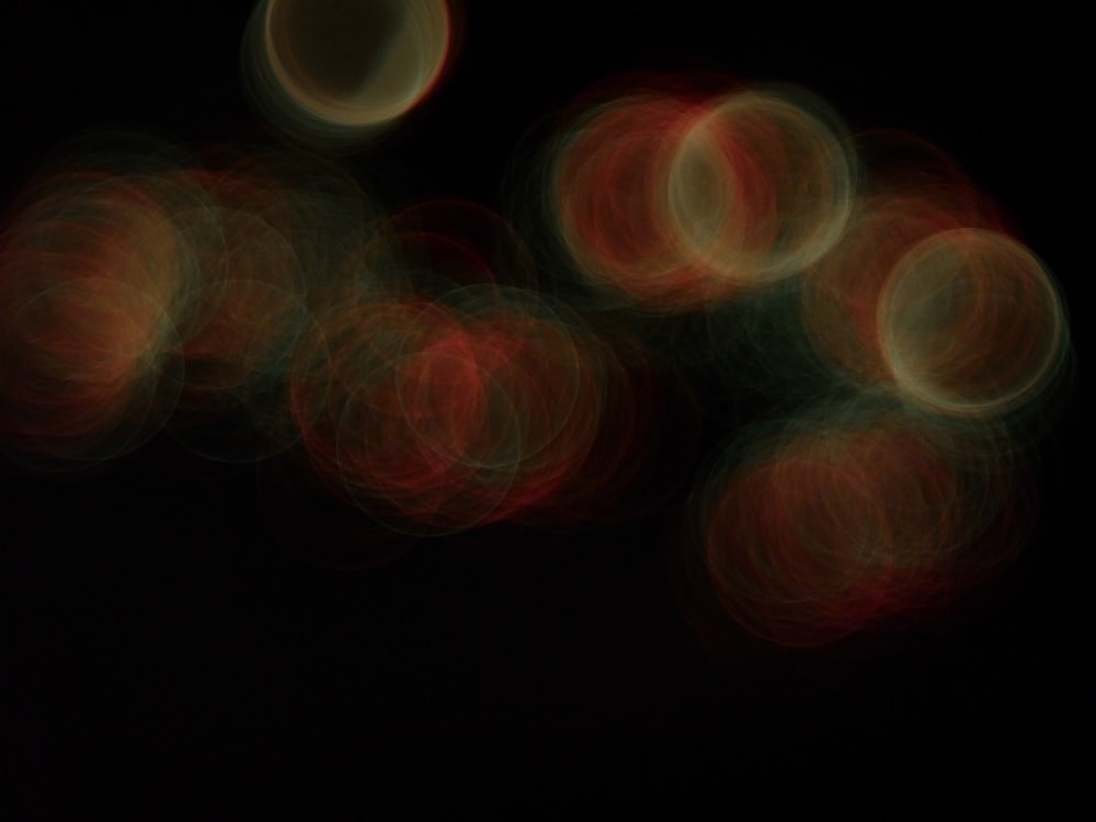 uma foto desfocada de algumas luzes no escuro