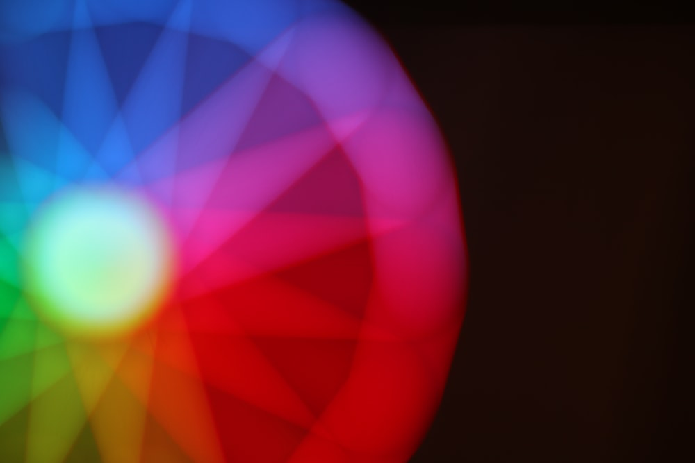 Una imagen borrosa de una rueda de colores del arco iris