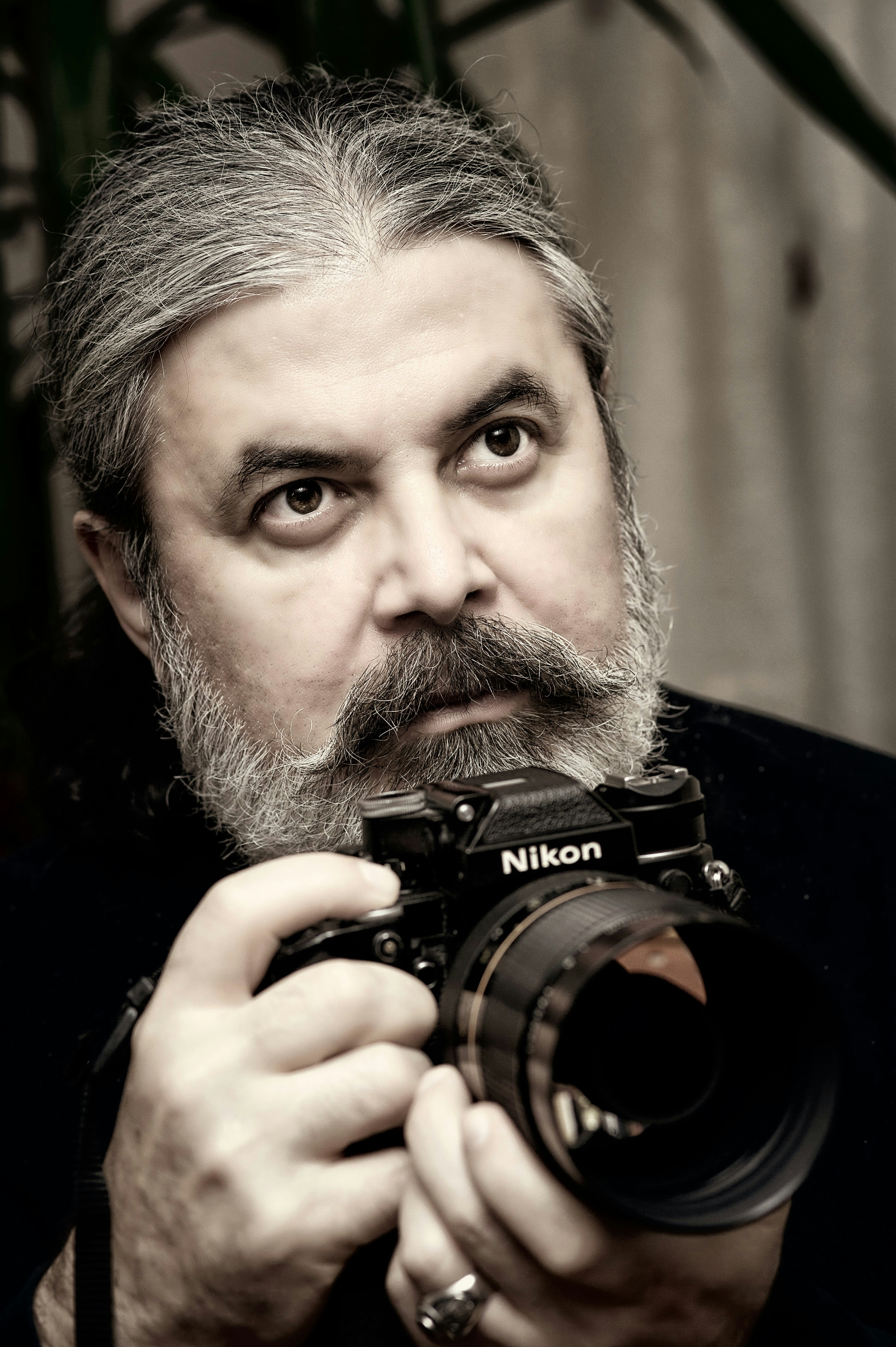 黒いニコンデジタル一眼レフカメラを持っている未知の人物