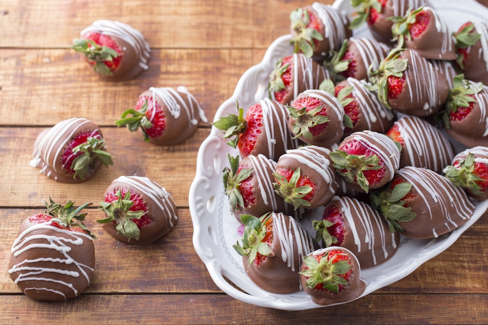 Schale mit Erdbeeren überzogen mit Pralinen