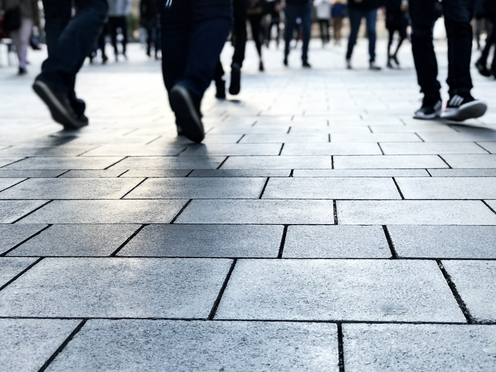 personnes marchant sur un sol gris