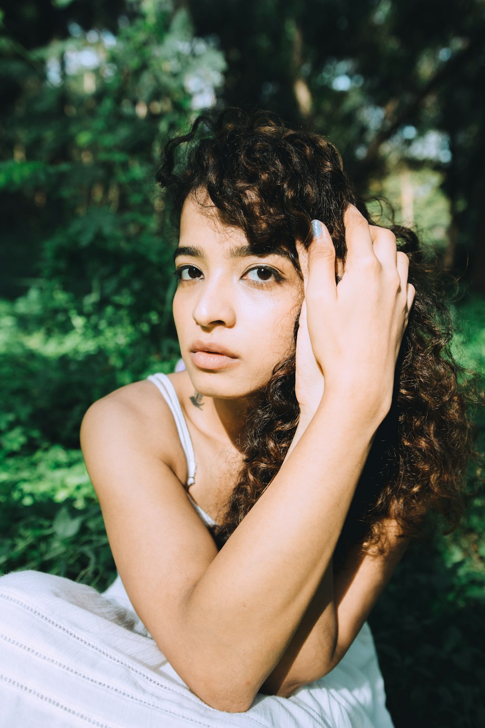 femme touchant ses cheveux