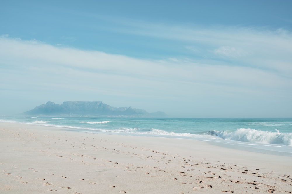 A orillas del mar durante el día