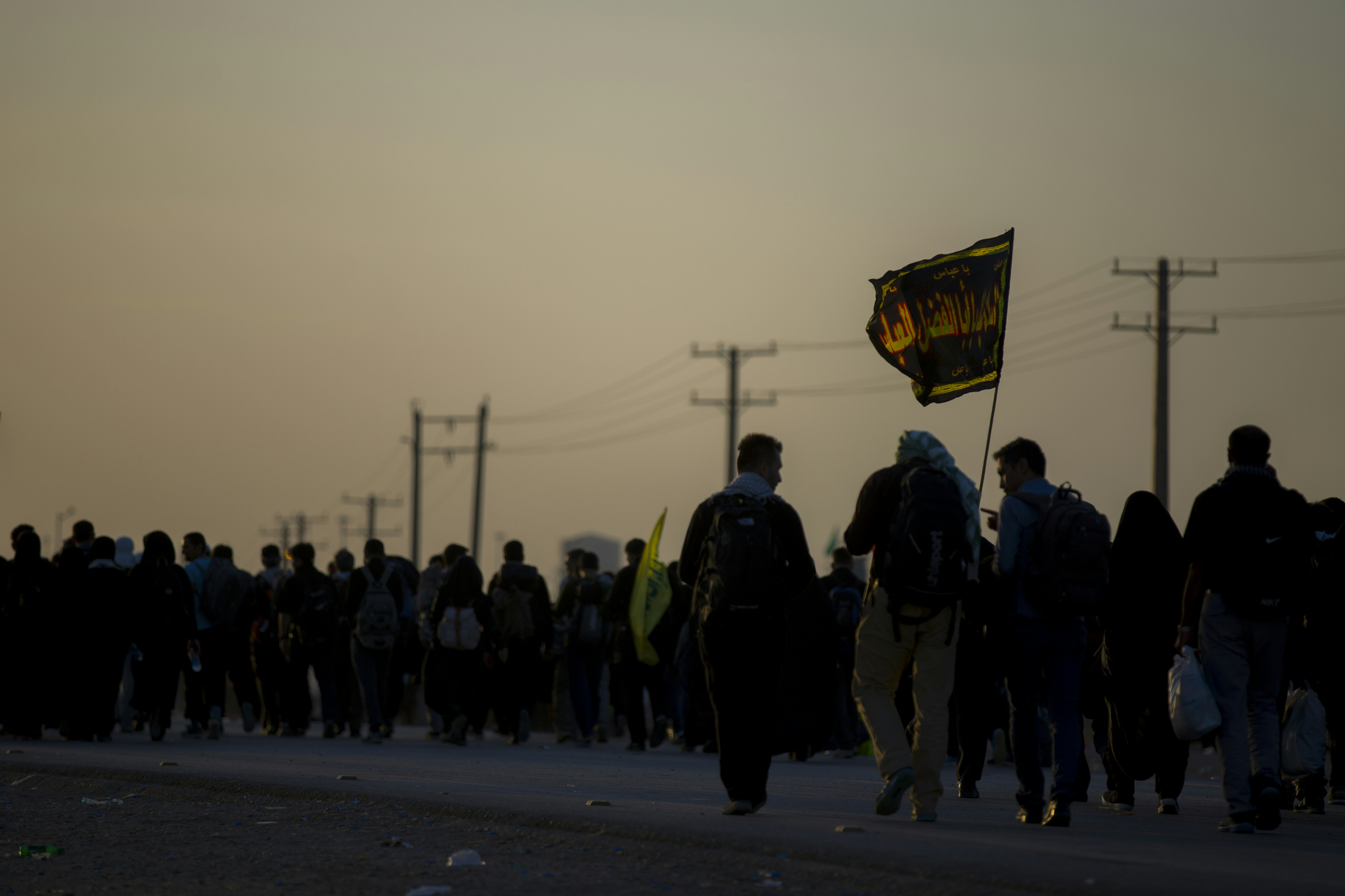 people walking on road, تصاویر مربوط به پیاده روی اربعین در مرز مهران، ایران</p><p>پیاده‌روی اربعین به حرکت شمار زیادی از مسلمانان شیعه به سمت شهر کربلا، در جنوب بغداد، به منظور جمع شدن همهٔ آن‌ها در چهلمین روز پس از سالگرد کشته شدن حسین بن علی، سومین امام شیعیان در واقعهٔ عاشورا گفته می‌شود. پیاده‌روی اربعین در زمان حکومت صدام حسین ممنوع بود. این مراسم میلیونی یکی از قدرتمندترین نمادهای همبستگی میان جهان تشیع است.