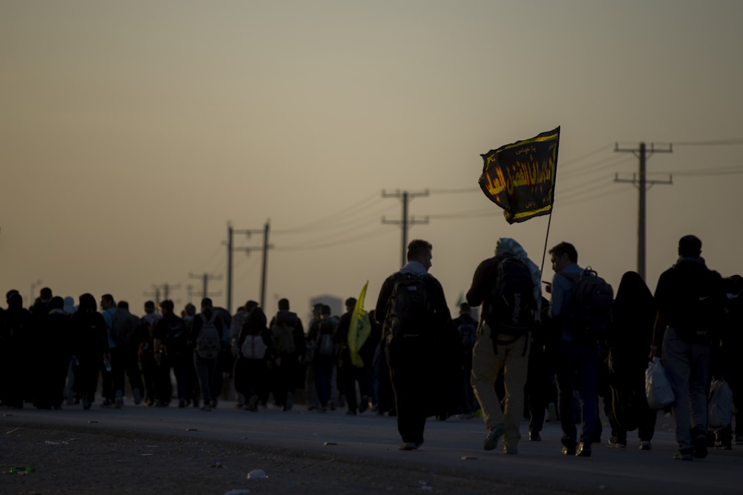 people walking on road, تصاویر مربوط به پیاده روی اربعین در مرز مهران، ایران<p></figure>پیاده‌روی اربعین به حرکت شمار زیادی از مسلمانان شیعه به سمت شهر کربلا، در جنوب بغداد، به منظور جمع شدن همهٔ آن‌ها در چهلمین روز پس از سالگرد کشته شدن حسین بن علی، سومین امام شیعیان در واقعهٔ عاشورا گفته می‌شود. پیاده‌روی اربعین در زمان حکومت صدام حسین ممنوع بود. این مراسم میلیونی یکی از قدرتمندترین نمادهای همبستگی میان جهان تشیع است.
