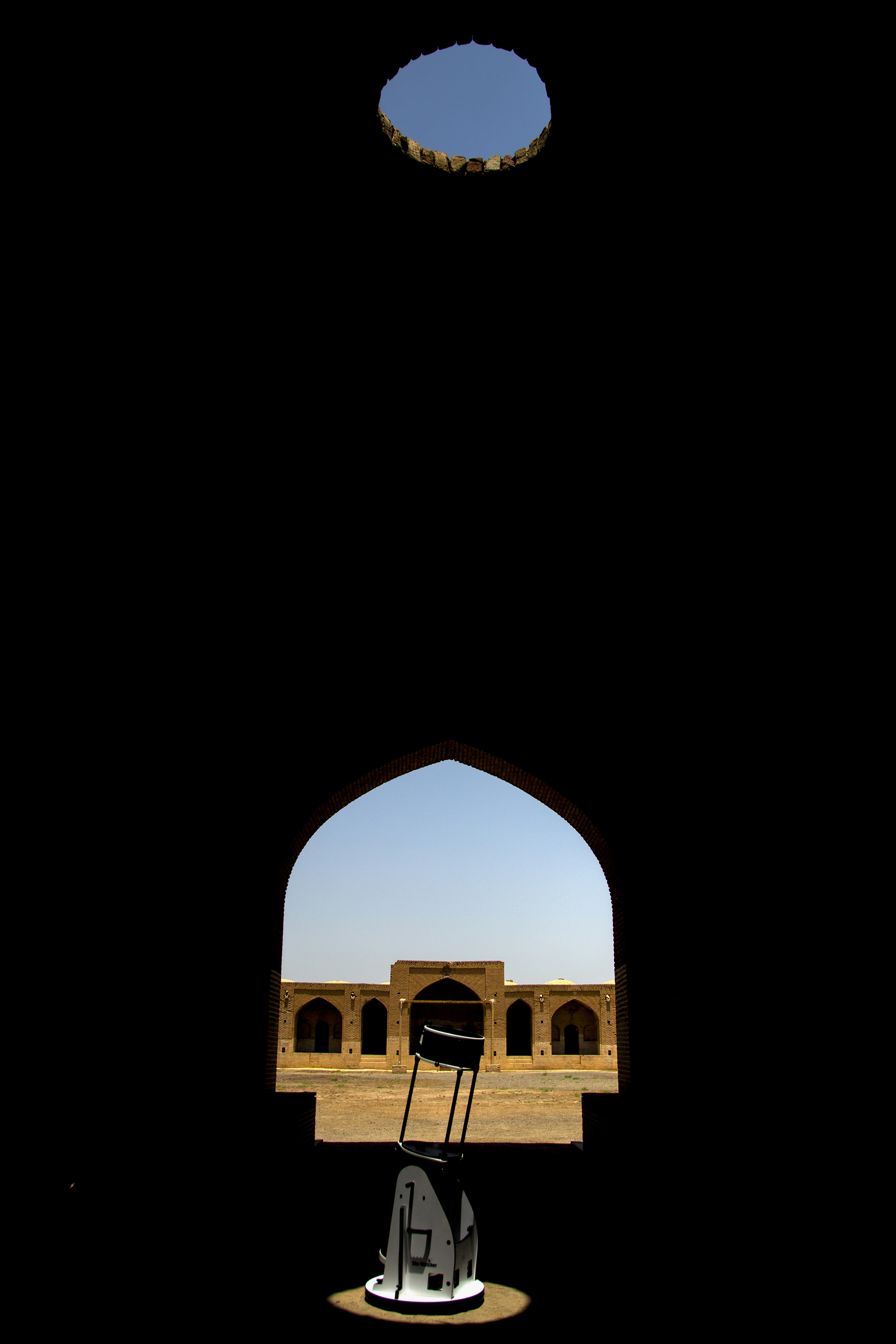 کاروانسرای تاریخی و ساسانی دیرگچین در میانه پارک ملی کویر و در استان قم قرار گرفته که بزرگترین کاروانسرای خشتی گچی ایران شناخته شده است. این کاروانسرا به دستور بابک در 1700 سال قبل ساخته شده است و کاربرد اصلی آن دژ نظامی بوده است. این بنای تاریخی در میانه پارک ملی کویر قرار دارد و در مسیر جاده تاریخی ابریشم قرار داشته است. (تصاویر مربوط به پروژه مستند نگاری این کاروانسرا در سال 1388 است که تحت مجوز Unsplash و لایسنس creative commons در اختیار منافع عمومی قرار دارد)