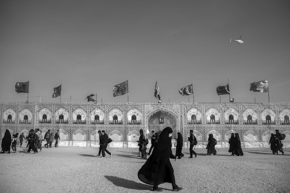 Foto en escala de grises de una mujer que lleva abaya