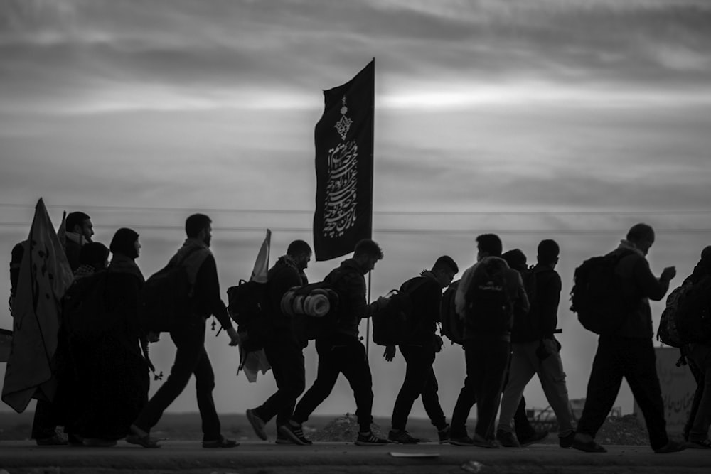 personnes marchant sur la route