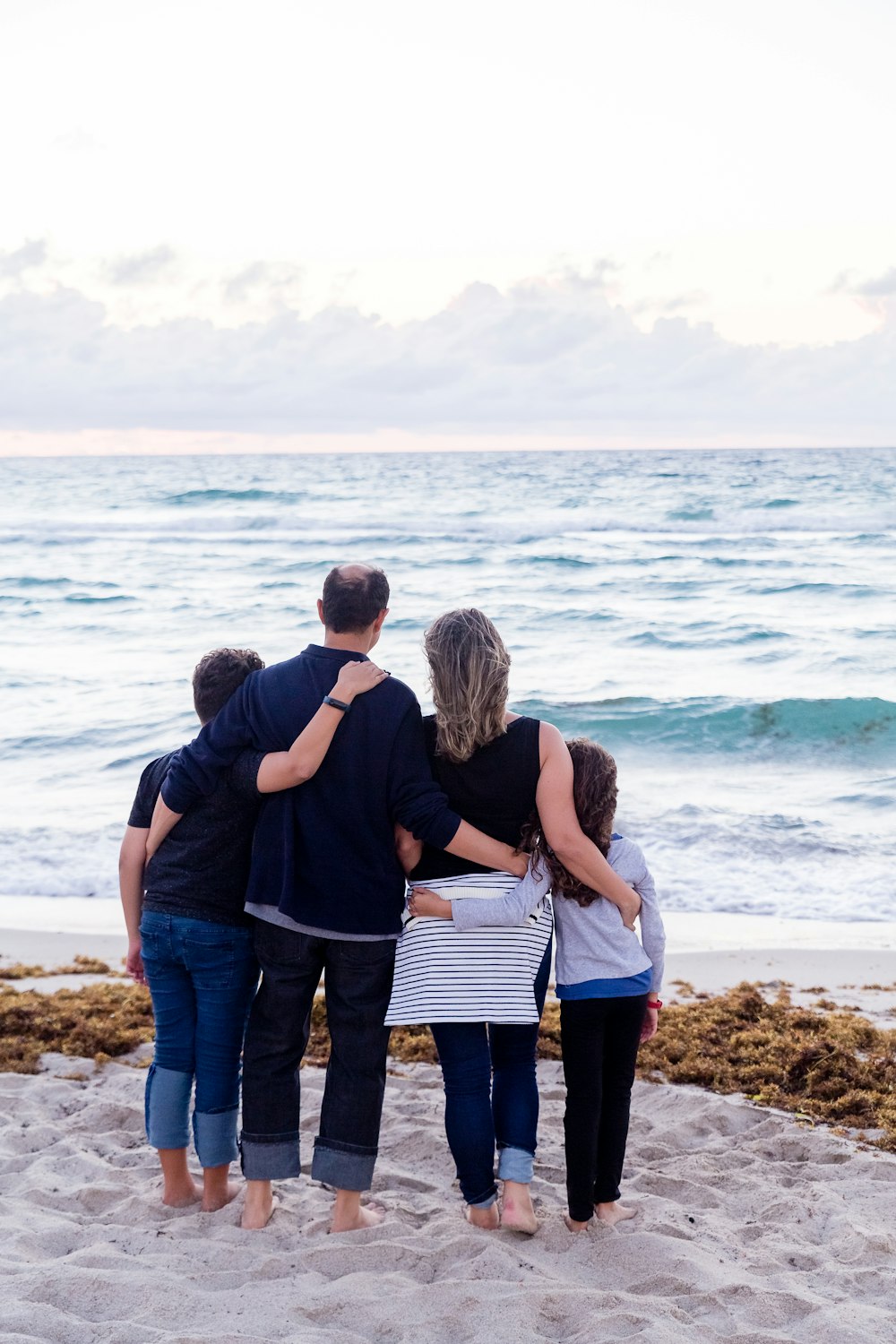 una famiglia di quattro persone su una spiaggia