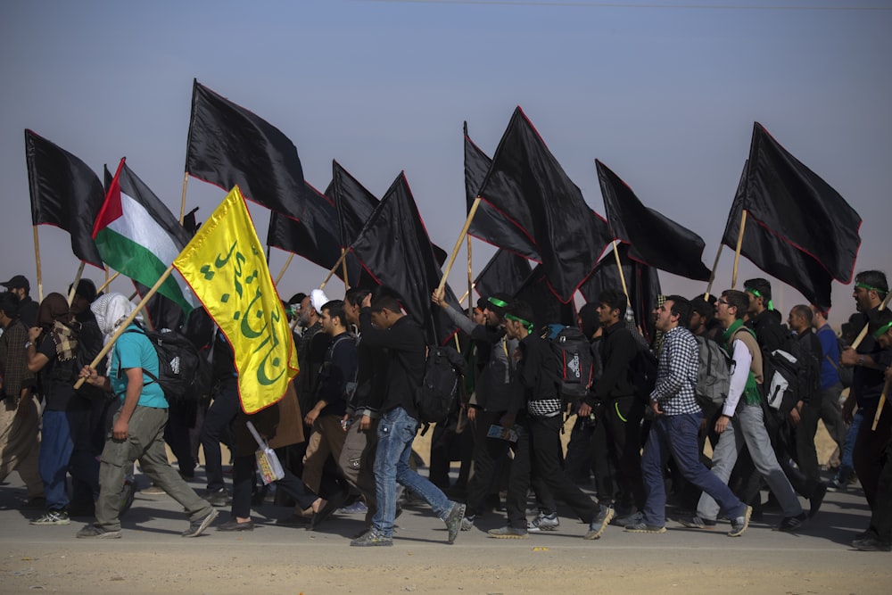 personnes marchant avec un drapeau noir