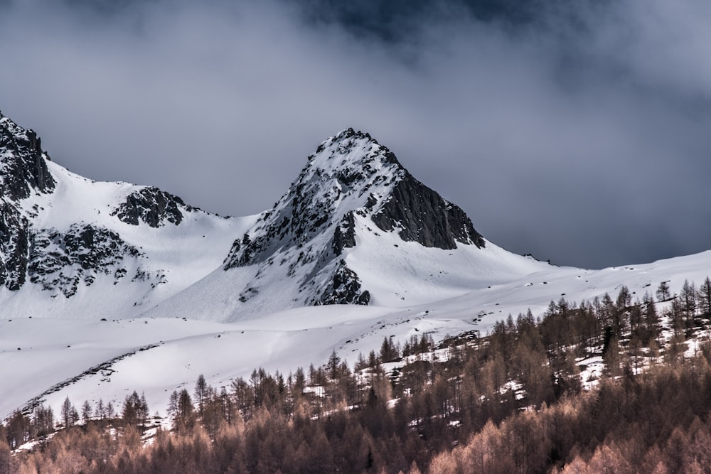 Foto de paisaje de una montaña nevada