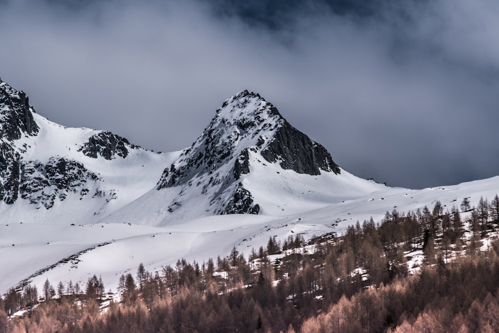 photo de paysage d’une montagne enneigée