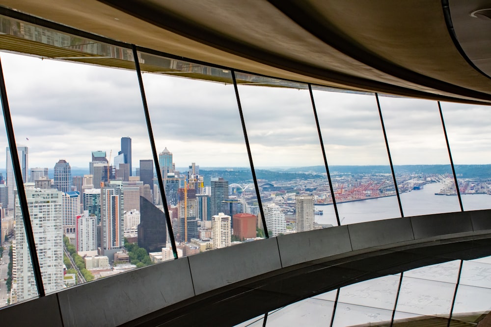 une vue d’une ville depuis un grand immeuble